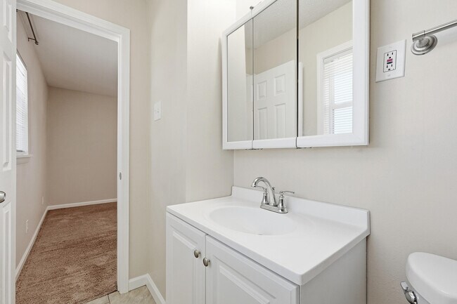 Building Photo - 338 Coral Dr SW