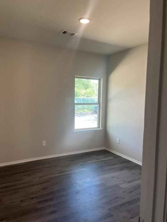 Building Photo - 409 E Avenue