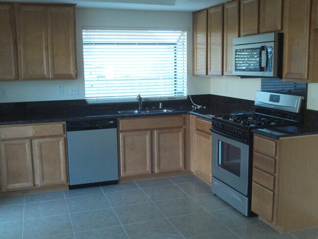 Building Photo - ( ( ( Coming Soon ) ) )  3 bed 2.5 bath La...