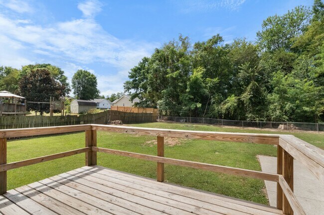 Building Photo - Newly renovated three bedroom home for ren...