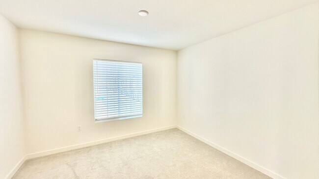 Building Photo - Beautiful, Newer Construction Home in Desi...