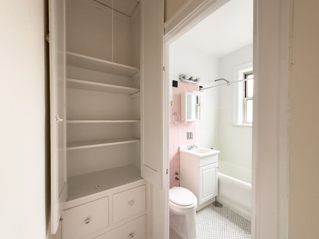 Building Photo - 2536 N Sawyer Ave