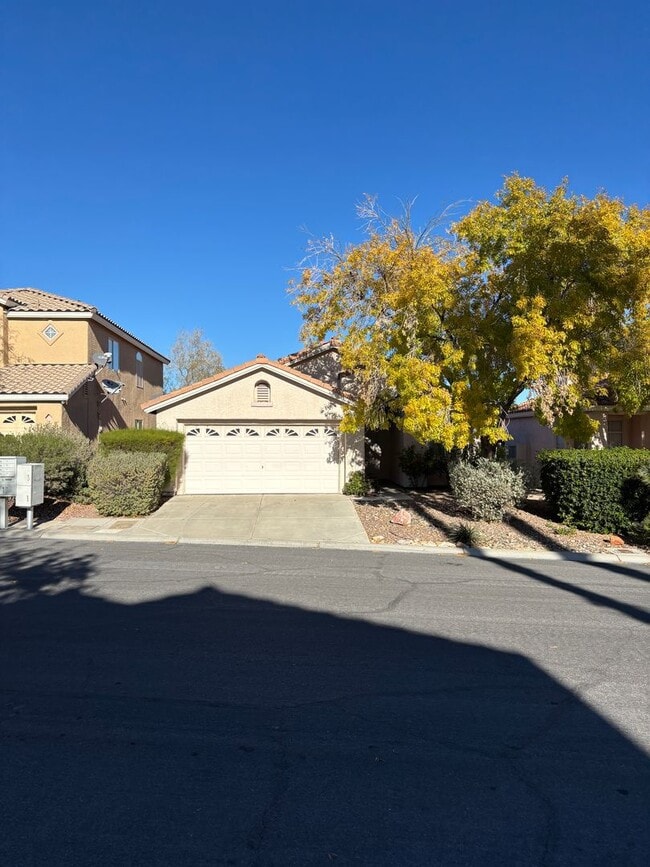 Building Photo - Single Story Summerlin Home with 3 Bedrooms! No Carpets. New Laminate Flooring. Cute backyard.