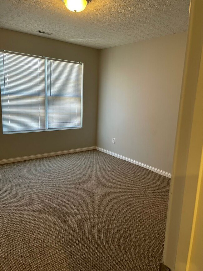 Building Photo - 7128 Blue Stream Ct