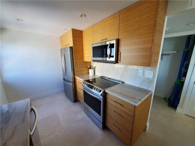 Building Photo - 1401 N Riverside Dr