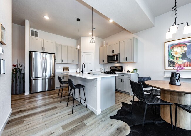 Building Photo - Beautiful Townhome Next to Nature on Westside