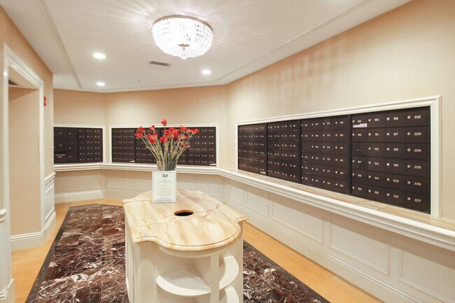 Building Photo - 800 N Tamiami Trl