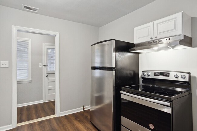 Building Photo - Large 3BR/2BA Near Downtown Savannah Home For Rent