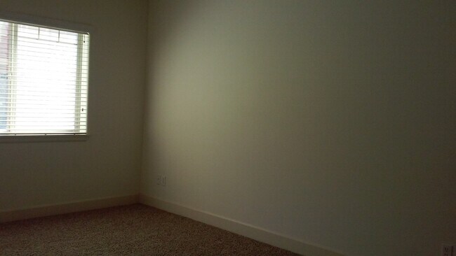 Building Photo - Beautiful Condo in Pheasent Run Condominiums