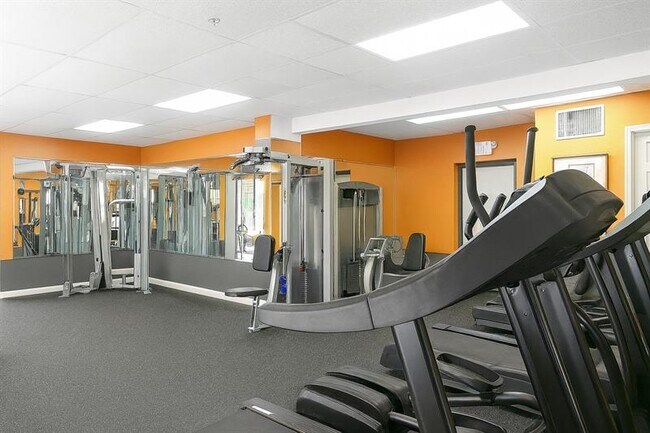 Building Photo - 950 Hillcrest Dr