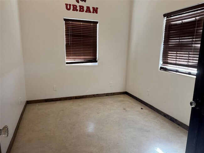 Building Photo - 353112 E 860 Rd