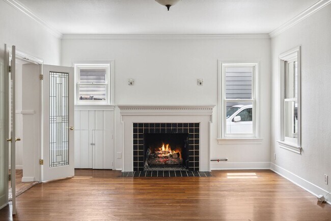 Building Photo - CHARMING 3-BEDROOM IN THE HEART OF ALAMO HEIGHTS