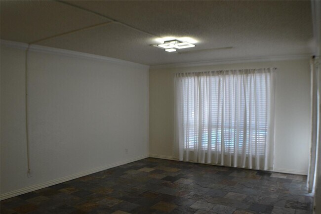 Building Photo - Condo Near Love Field Airport
