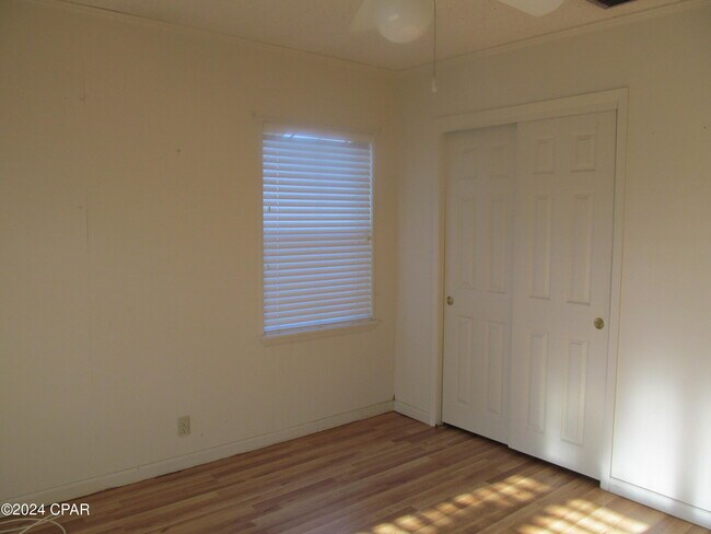 Building Photo - 5104 Beach Dr