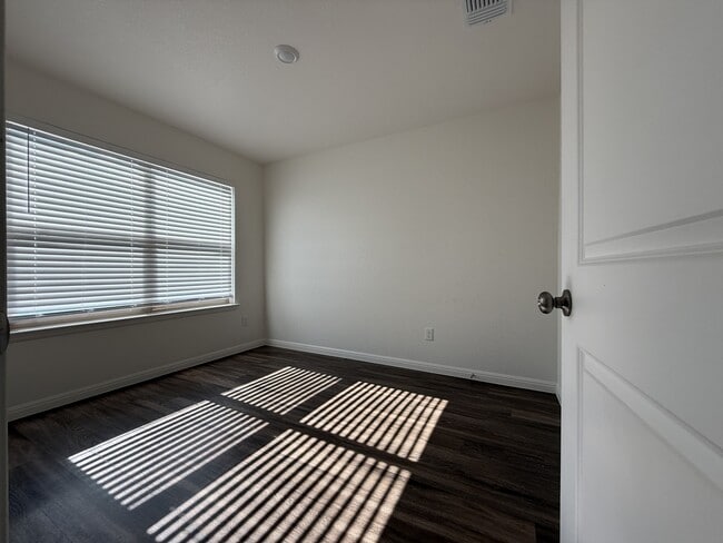 Building Photo - 5903 Betty Lou Dr