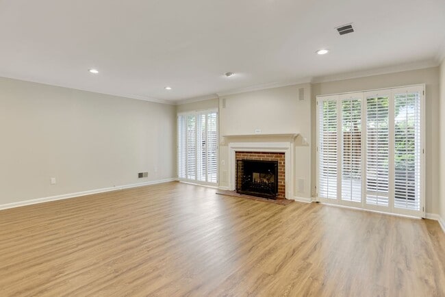 Building Photo - 2 Bed 2 Bath - Bethesda Condo - Large Outd...