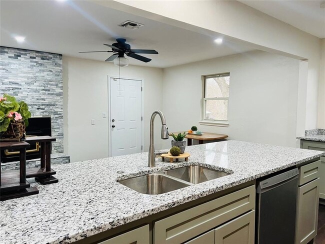 Building Photo - 1847 N Allen Ln