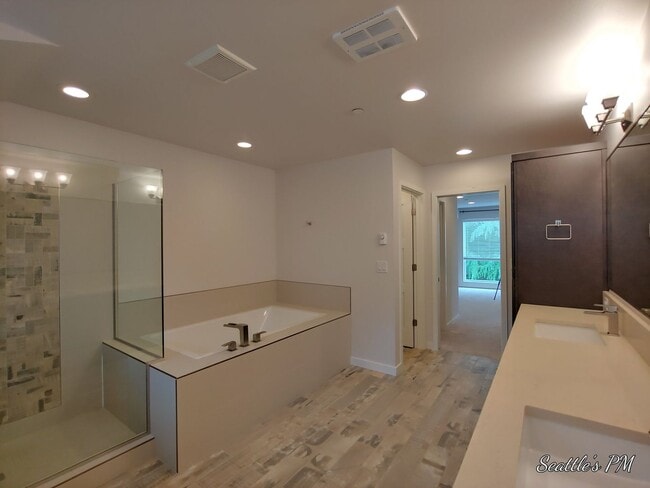 Building Photo - Contemporary Home in Bryant for Rent!