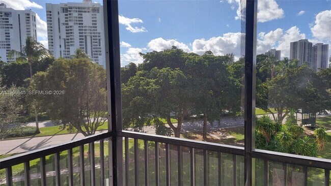 Building Photo - 3401 N Country Club Dr