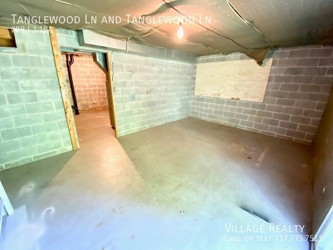 Building Photo - 442 Tanglewood Ln