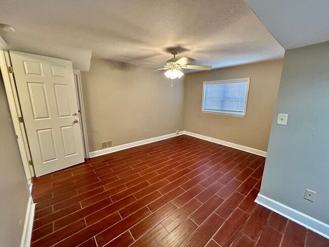 Building Photo - 2 Bedroom in Richmond! - Water Included!