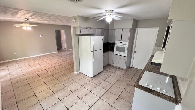 Building Photo - Lovely 3 Bedroom, 2 Bathroom Home in Melbo...