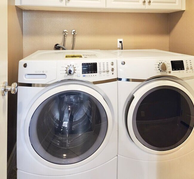 Building Photo - 112 Hedge Bloom