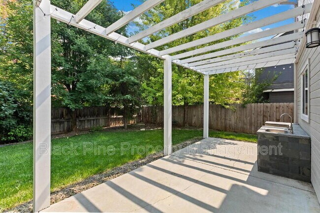 Building Photo - 6018 N Silver Maple Ave