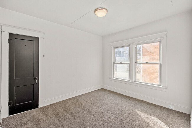 Building Photo - 1024 Steuben St