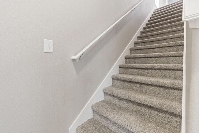 Building Photo - Beautiful 3/2.5 Energy Efficient Home in H...
