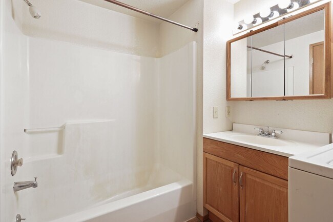 Building Photo - MOVE IN READY! Includes water, sewer and garbage. 2 bed 1 bath downtown Olympia!