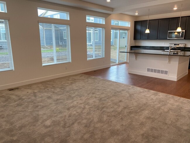 Building Photo - Stunning 4 bed 3.5 bath in Johnstown.