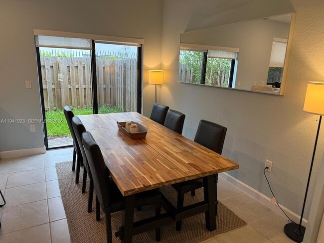 Building Photo - 887 NE 211th St