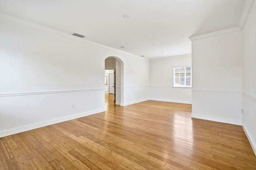 Huge Master Bedroom with Sitting Area - 2388 SW 127th Ave