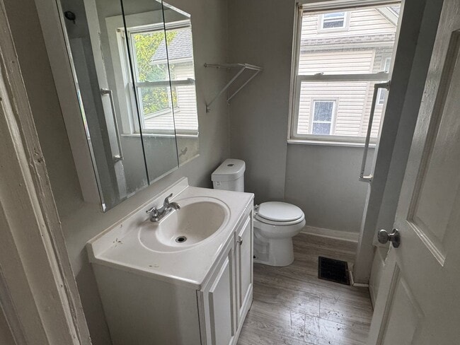 Building Photo - Single Family Home 4 Bedroom and 1 Bath