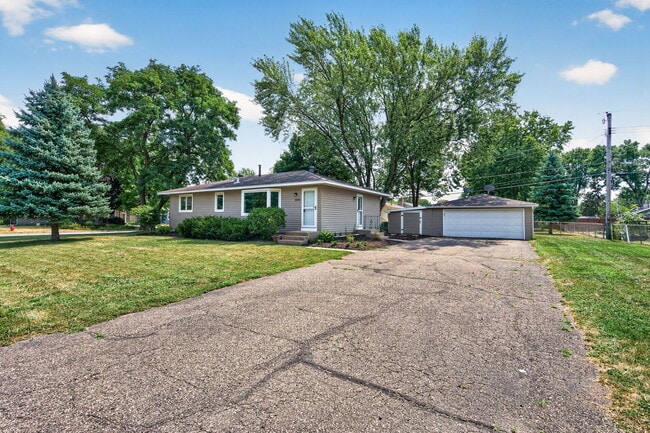 Building Photo - 2036 Coral Ln