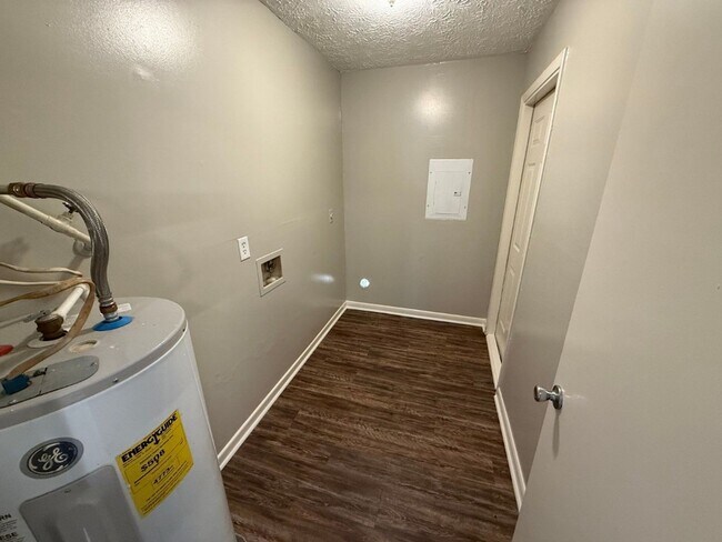 Building Photo - 8721 Gleason Dr