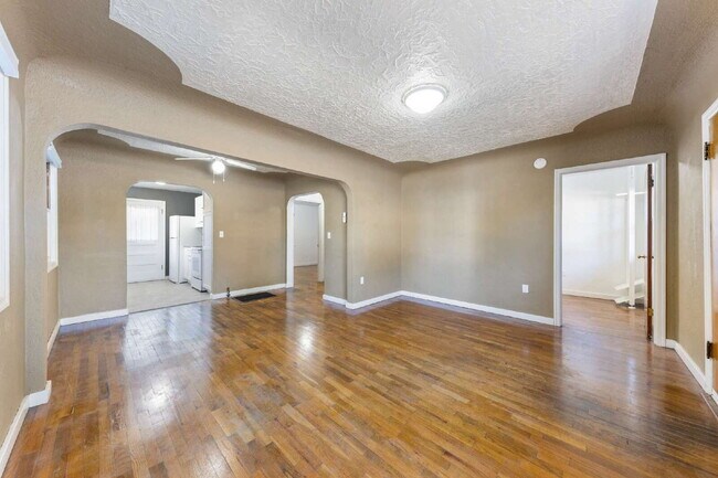 Building Photo - MOVE IN SPECIALCharming 2 bedroom duplex