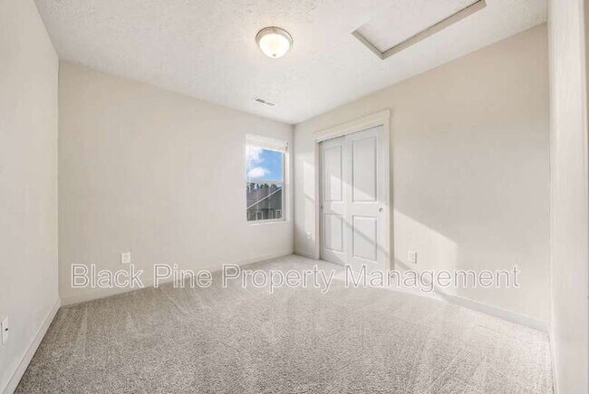 Building Photo - 6049 S Carlburg Ave