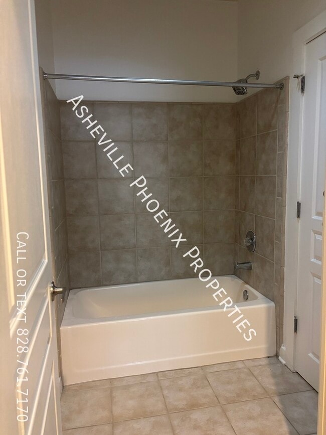 Building Photo - 9 Kenilworth Knls