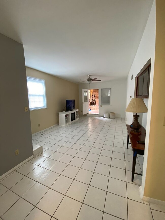 Building Photo - 5 Bed/3 Bath UC Rental Located on McMillan...
