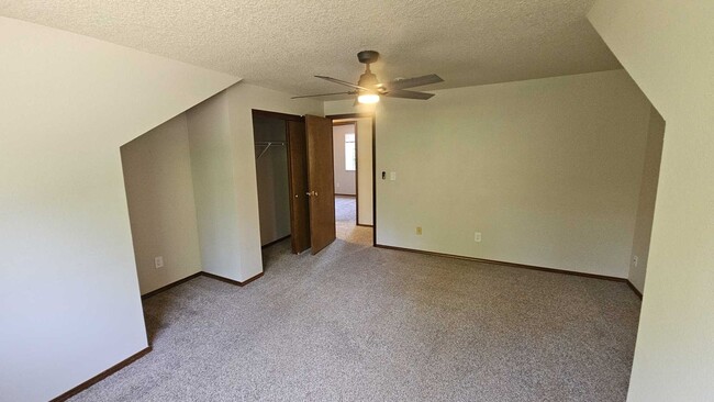 Building Photo - Spacious 2467 sq ft 4 Bedroom 2.5 Bath hom...