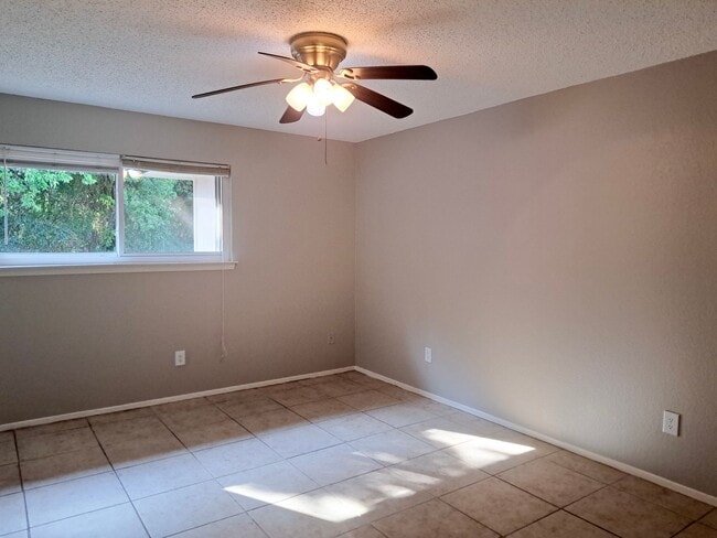 Building Photo - 400-402 Renee Drive