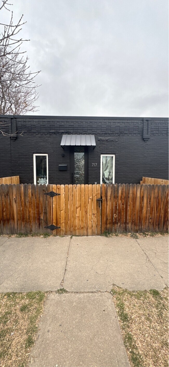 Building Photo - 717 W 9th Ave