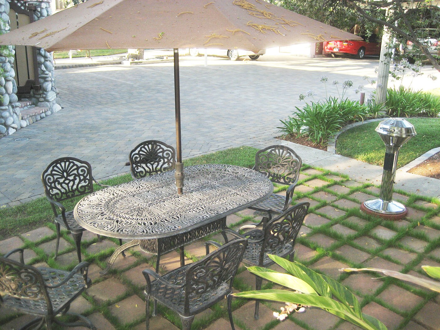 Patio and Barbecue - 228 N Myrtle Ave