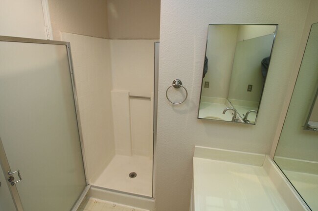 Building Photo - Refurbished Cape Cod Townhome – 2 Master B...