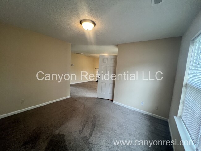 Building Photo - Beautiful 3b Room! Move in ready!