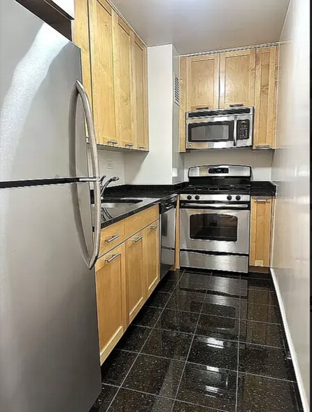 Building Photo - 117 W 87th St