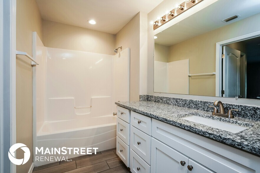 Building Photo - 916 NW 15th Ave