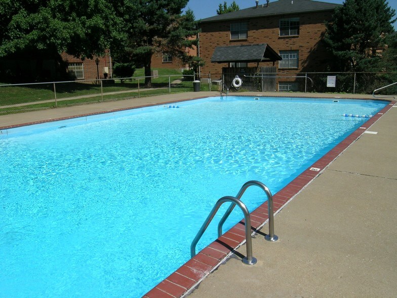 Meadowbrook Apartments and Townhomes 10204 Meadowood Dr Saint Louis